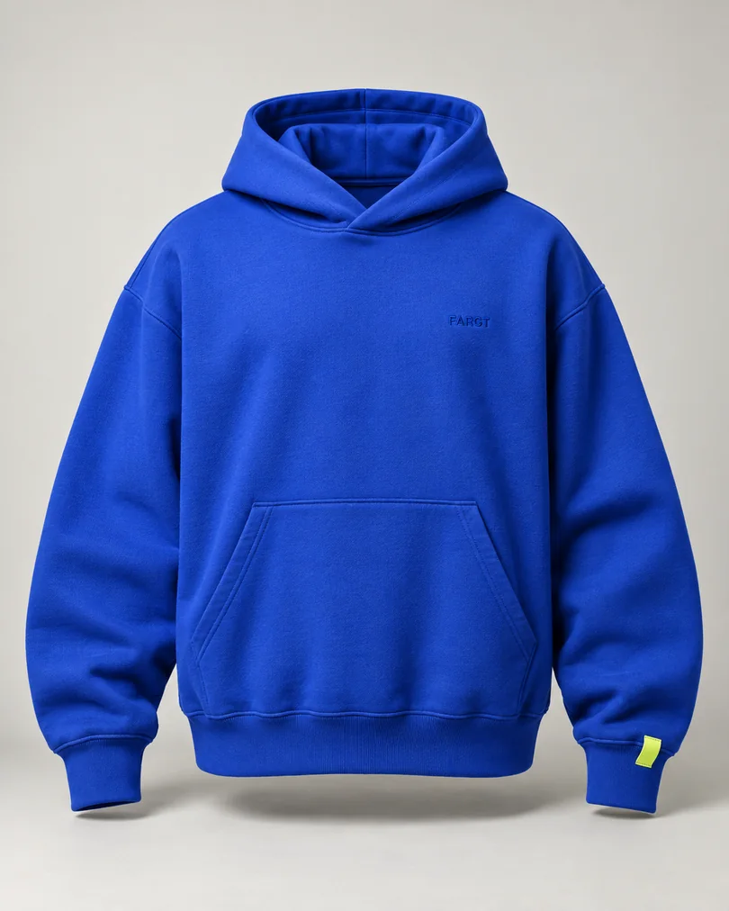 Konseptvisualisering av Cobalt-hoodien med tonal FARGT-logo og limegrønn mansjettdetalj.