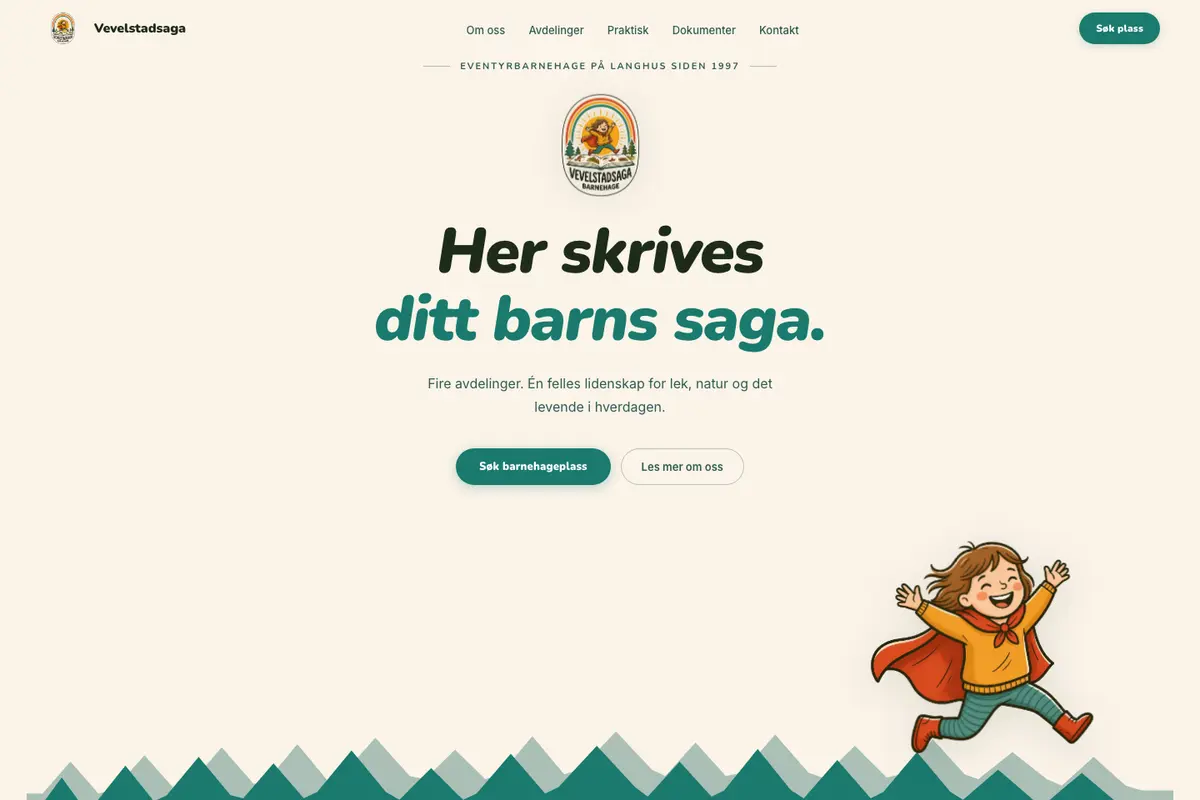 Forsiden til Vevelstadsaga: Her skrives ditt barns saga, med egen logo og illustrasjon.